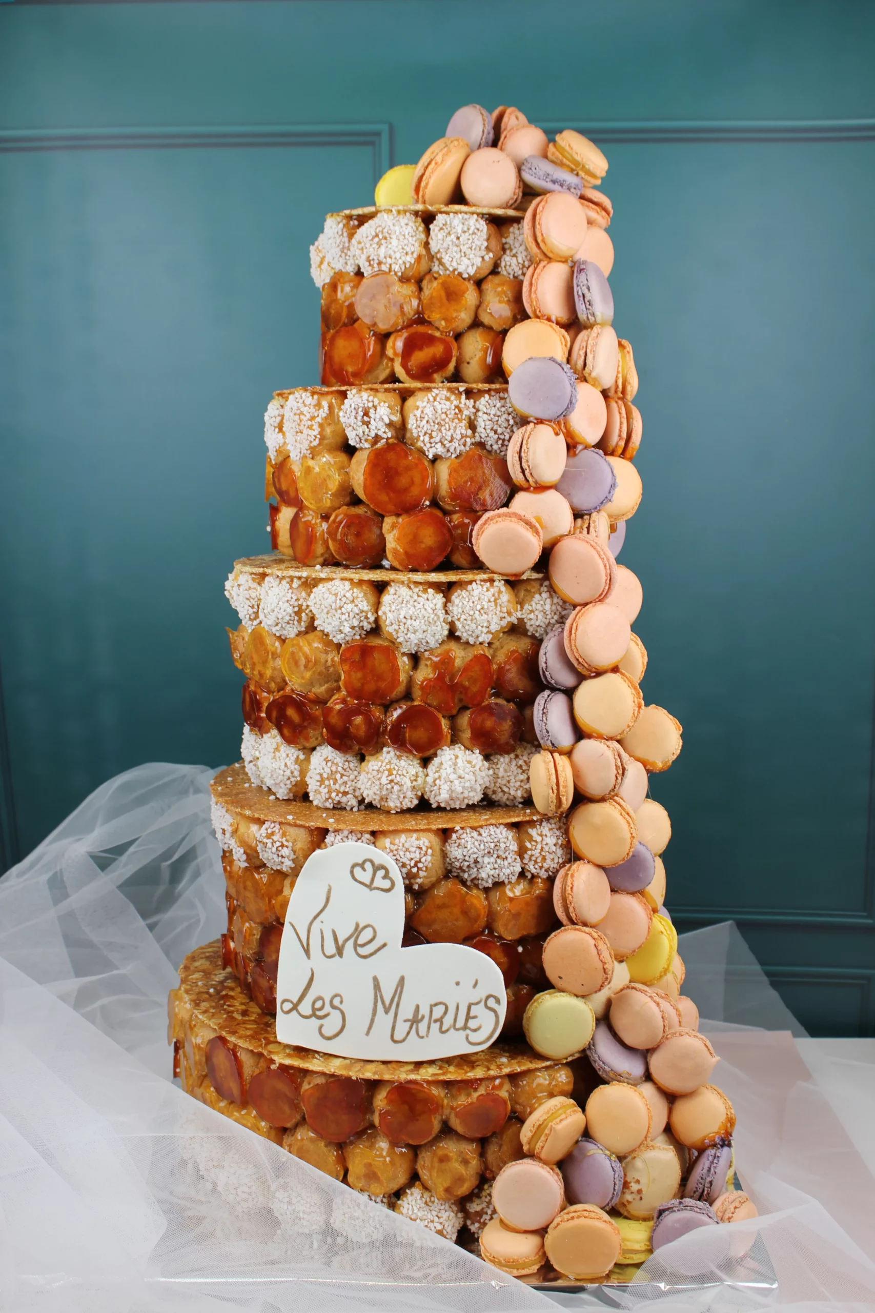 pièce montée et cascade de macarons mariage