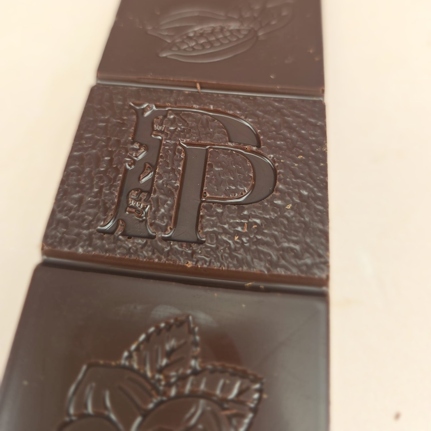 Tablette chocolat noir fourrée praliné (gros modèle) – Image 2