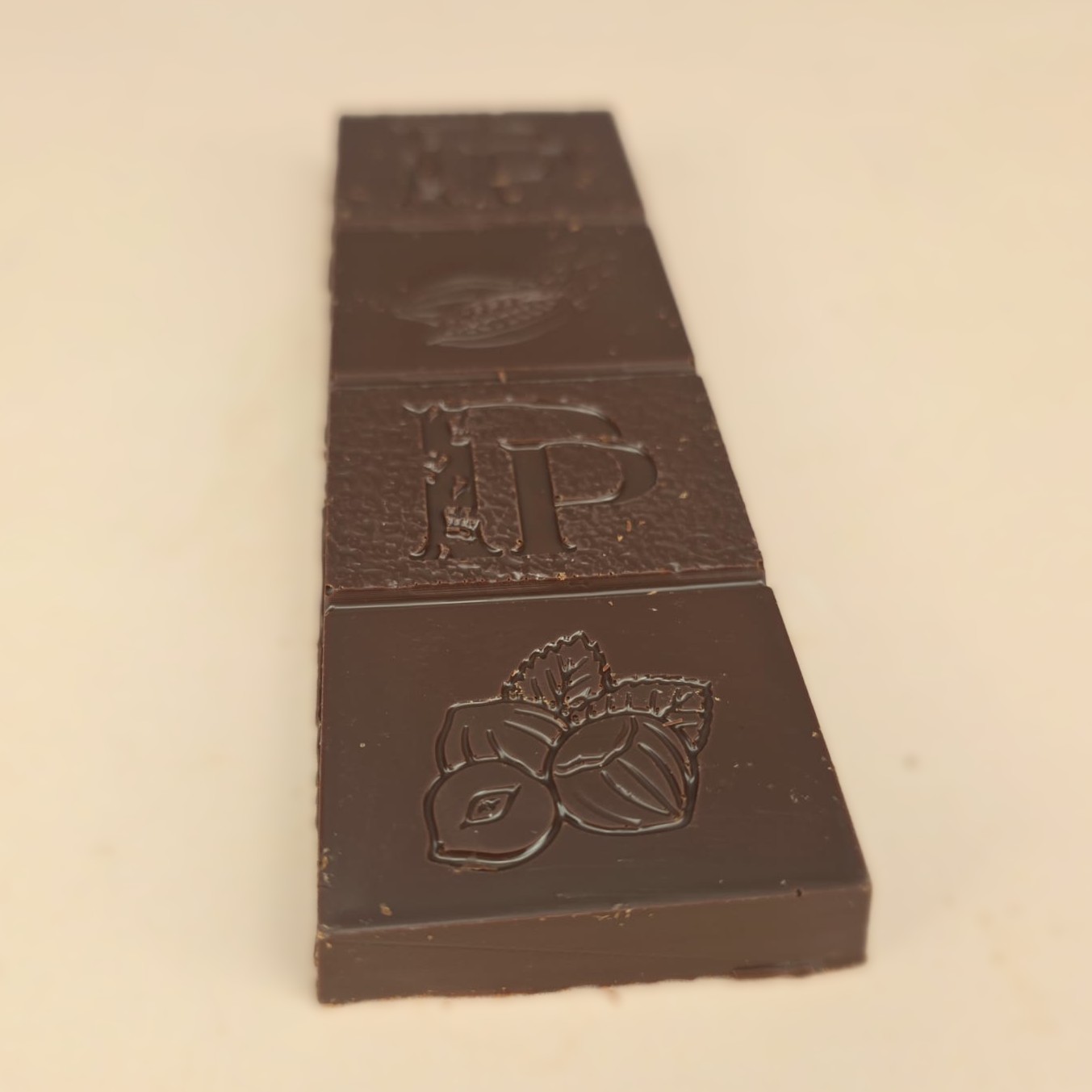 Tablette chocolat noir fourrée praliné (gros modèle) – Image 3