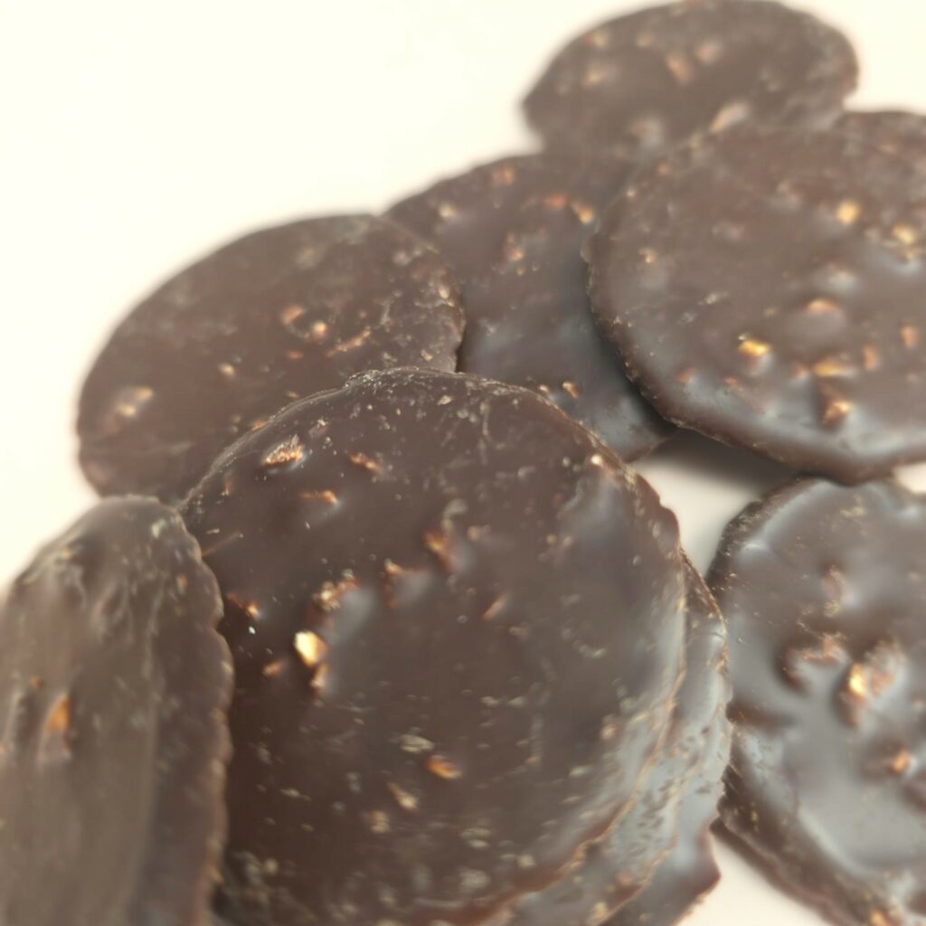 Palets chocolat noir brisures d'amandes