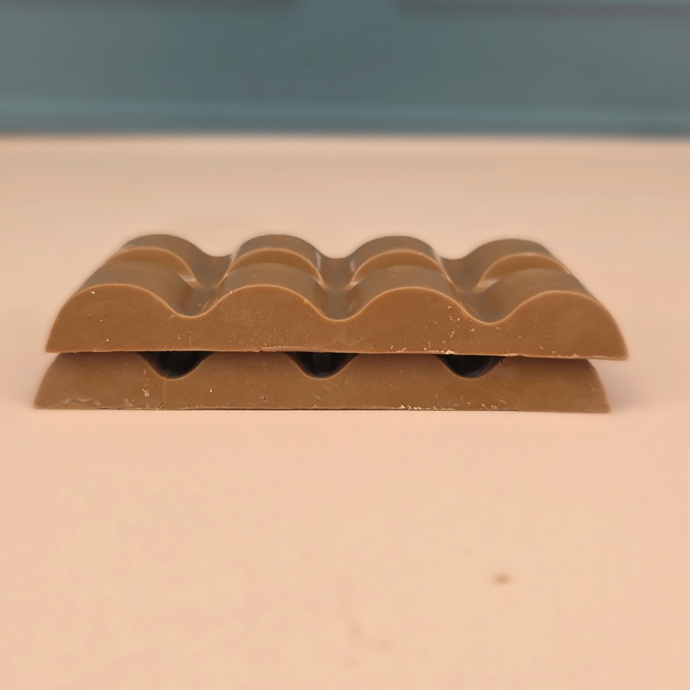 Tablette chocolat noir fourrée praliné (petit modèle) – Image 1