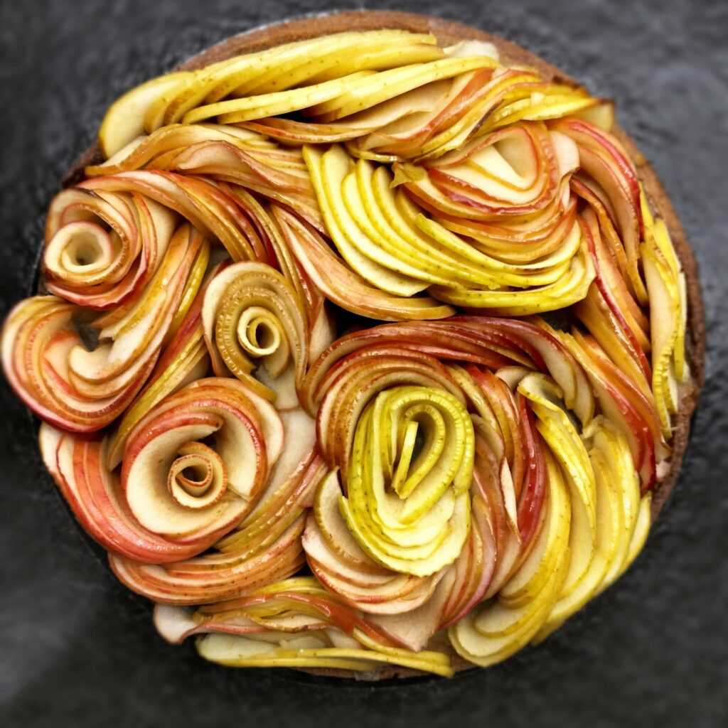 Tarte aux pommes contemporaine