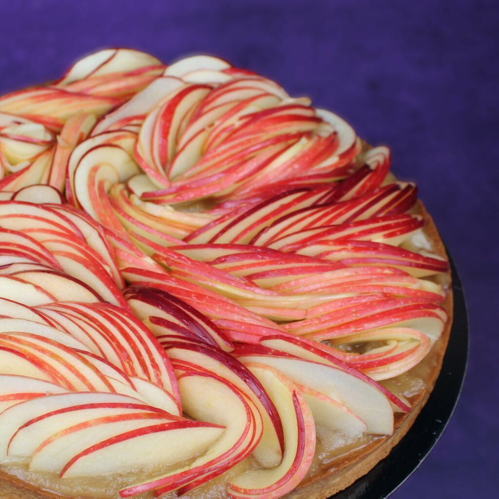 Tarte aux pommes contemporaine